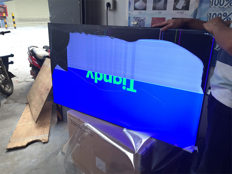 液晶拼接屏安裝時,不小心破屏了還能用嗎?